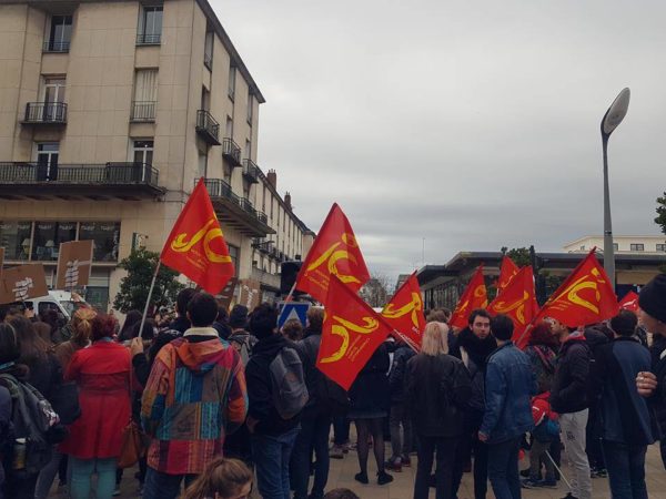 macron-a-tours-jeunes-sorganisent-se-entendre-2